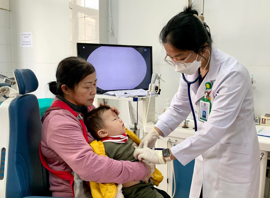 Đội ngũ nhân lực có kinh nghiệm, chuyên môn, thái độ phục vụ nhiệt tình, chu đáo… đã tạo được sự tin cậy của Nhân dân khi đến khám-chữa bệnh tại Bệnh viện Quân y 15. Ảnh: Như Ý