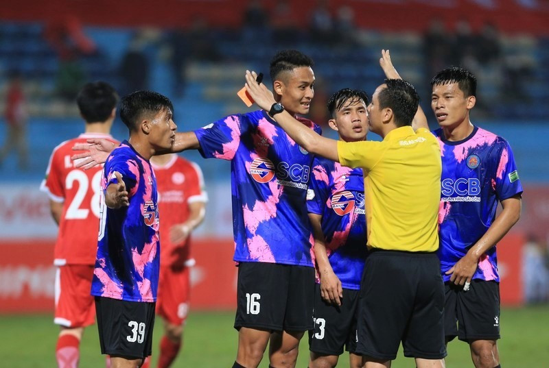 Chuyện trọng tài nóng suốt mùa giải V.League 2022, trong khi câu lạc bộ Sài Gòn FC thanh lý một loạt cầu thủ. Ảnh: VPF Chuyện trọng tài nóng suốt mùa giải V.League 2022, trong khi câu lạc bộ Sài Gòn FC thanh lý một loạt cầu thủ. Ảnh: VPF