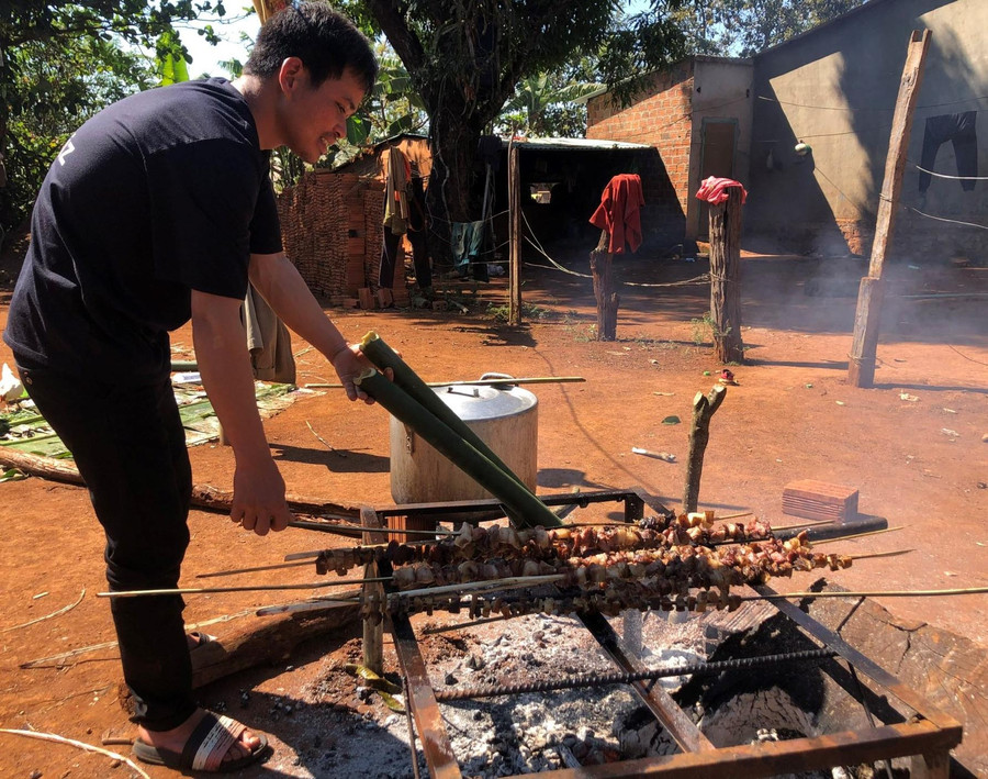 Thịt nướng là món không thể thiếu trong ngày Tết của người dân các làng. Ảnh: Anh Huy Thịt nướng là món không thể thiếu trong ngày Tết của người dân các làng. Ảnh: Anh Huy