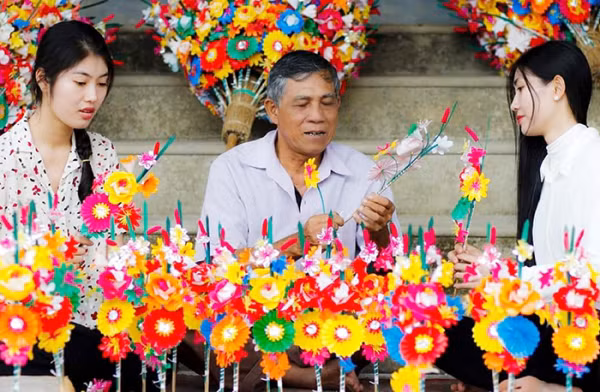 Nghề làm hoa giấy đã xuất hiện tại làng Thanh Tiên cách đây hơn 300 năm.