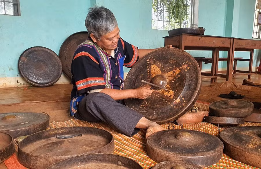 Nghệ nhân ưu tú Đinh Dôch. Ảnh: Minh Châu
