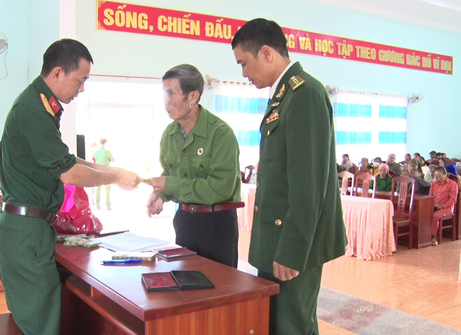 Ban Chỉ huy Quân sự huyện Đức Cơ phát tiền trợ cấp cho đối tượng chính sách. Ảnh: Phạm Ngọc