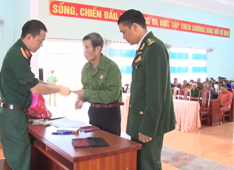Ban Chỉ huy Quân sự huyện Đức Cơ phát tiền trợ cấp cho đối tượng chính sách. Ảnh: Phạm Ngọc