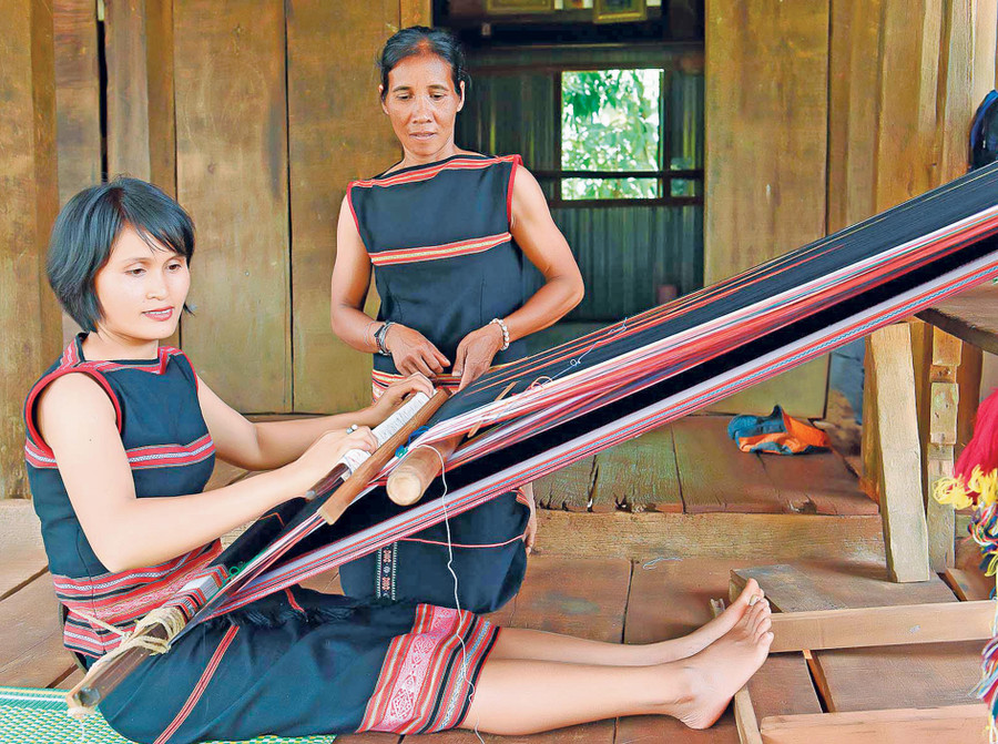 Dệt thổ cẩm ngày xuân. Ảnh: Đ.T Dệt thổ cẩm ngày xuân. Ảnh: Đ.T