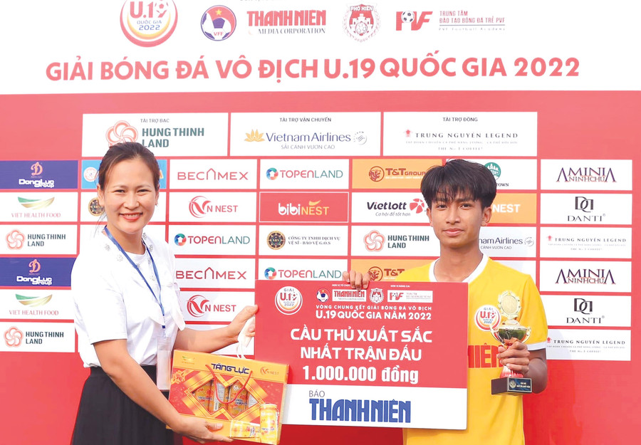 Môi Sê giành danh hiệu cầu thủ xuất sắc nhất trận đấu tại Giải U19 Quốc gia năm 2022. Ảnh: HAGL