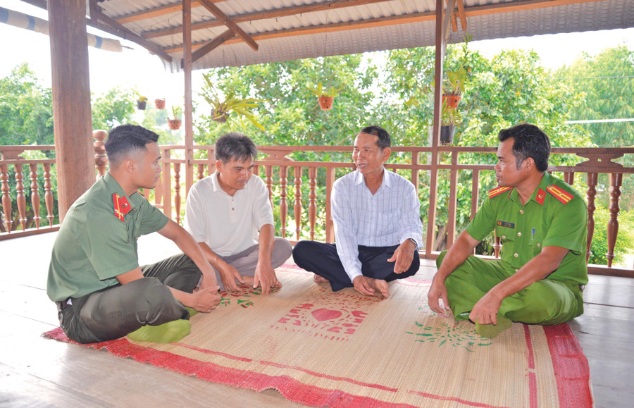Lực lượng Công an cùng người có uy tín đến thăm hỏi, động viên ông Siu The-người vừa từ bỏ “Tin lành Đê ga” (thứ 2 từ trái sang, xã Ia Ma Rơn, huyện Ia Pa) quay về sinh hoạt tôn giáo được Nhà nước cho phép. Ảnh: Thúy Trinh Lực lượng Công an cùng người có uy tín đến thăm hỏi, động viên ông Siu The-người vừa từ bỏ “Tin lành Đê ga” (thứ 2 từ trái sang, xã Ia Ma Rơn, huyện Ia Pa) quay về sinh hoạt tôn giáo được Nhà nước cho phép. Ảnh: Thúy Trinh
