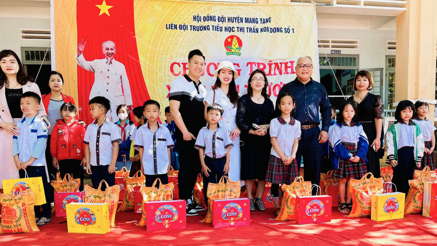 Trao tặng quà Tết cho học sinh có hoàn cảnh khó khăn của Trường Tiểu học thị trấn Kon Dơng số 1 (huyện Mang Yang). Ảnh: Kỳ Anh