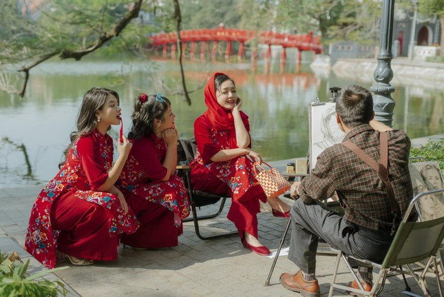 Mẹ con NSUT Chiều Xuân giữ thói quen mặc áo dài Tết bát phố và đi lễ chùa