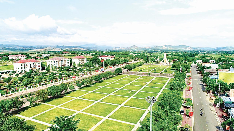 Trong nhiệm kỳ 2020-2025, Đảng bộ huyện Phú Thiện phấn đấu xây dựng thị trấn Phú Thiện đạt đô thị loại V ở mức cao. Ảnh: Gia An Trong nhiệm kỳ 2020-2025, Đảng bộ huyện Phú Thiện phấn đấu xây dựng thị trấn Phú Thiện đạt đô thị loại V ở mức cao. Ảnh: Gia An