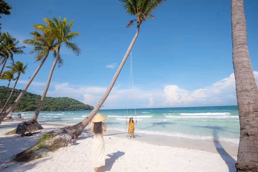 Cho đến tận bây giờ, hình ảnh về Bãi Sao và… dừa nghiêng với chiếc xích đu quen thuộc. Ảnh: Ánh Dương