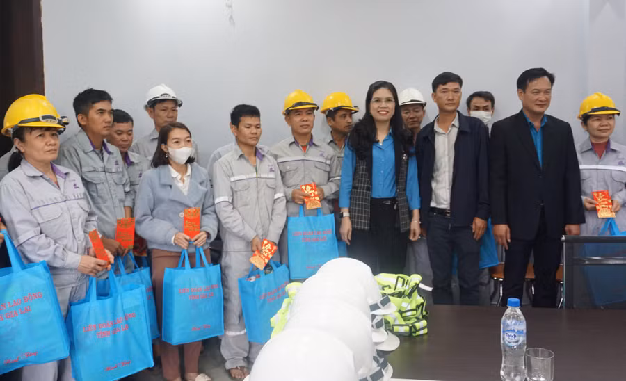 Công nhân Công ty TNHH một thành viên Xi măng ELECEM (huyện Chư Păh) phấn khởi khi được nhận quà Tết. Ảnh: Đinh Yến