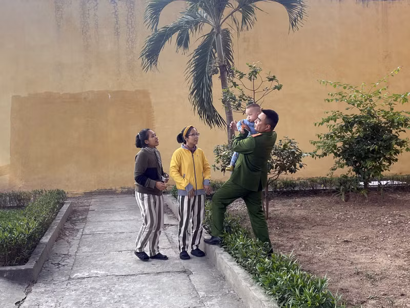 Con của phạm nhân Andrea Drova vui đùa trong vòng tay các cán bộ trại giam. Con của phạm nhân Andrea Drova vui đùa trong vòng tay các cán bộ trại giam.