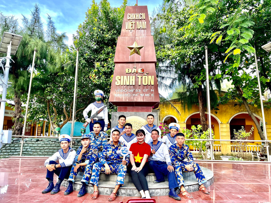 Nữ sinh Dương Hiếu Ngân cùng các chiến sĩ tại Trường Sa năm 2022 Nữ sinh Dương Hiếu Ngân cùng các chiến sĩ tại Trường Sa năm 2022