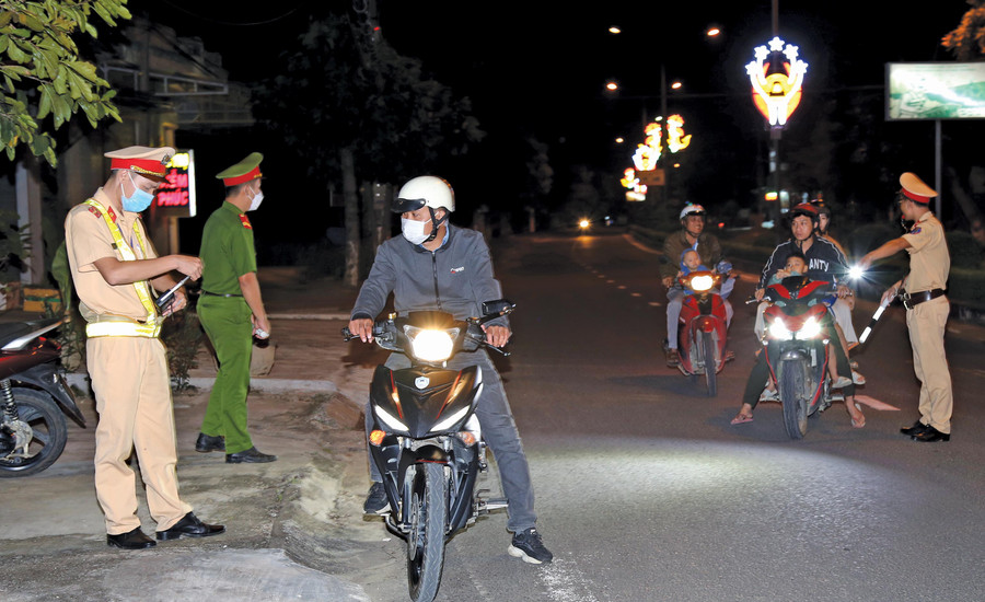Lực lượng CSGT các huyện, thị xã, thành phố thường xuyên đóng chốt tại các khu vực nhạy cảm, các nút giao thông và những điểm phức tạp về trật tự an toàn giao thông trong dịp Tết. Ảnh: Hữu Trường