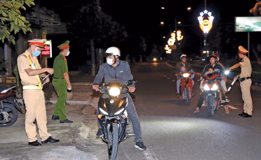 Lực lượng CSGT các huyện, thị xã, thành phố thường xuyên đóng chốt tại các khu vực nhạy cảm, các nút giao thông và những điểm phức tạp về trật tự an toàn giao thông trong dịp Tết. Ảnh: Hữu Trường