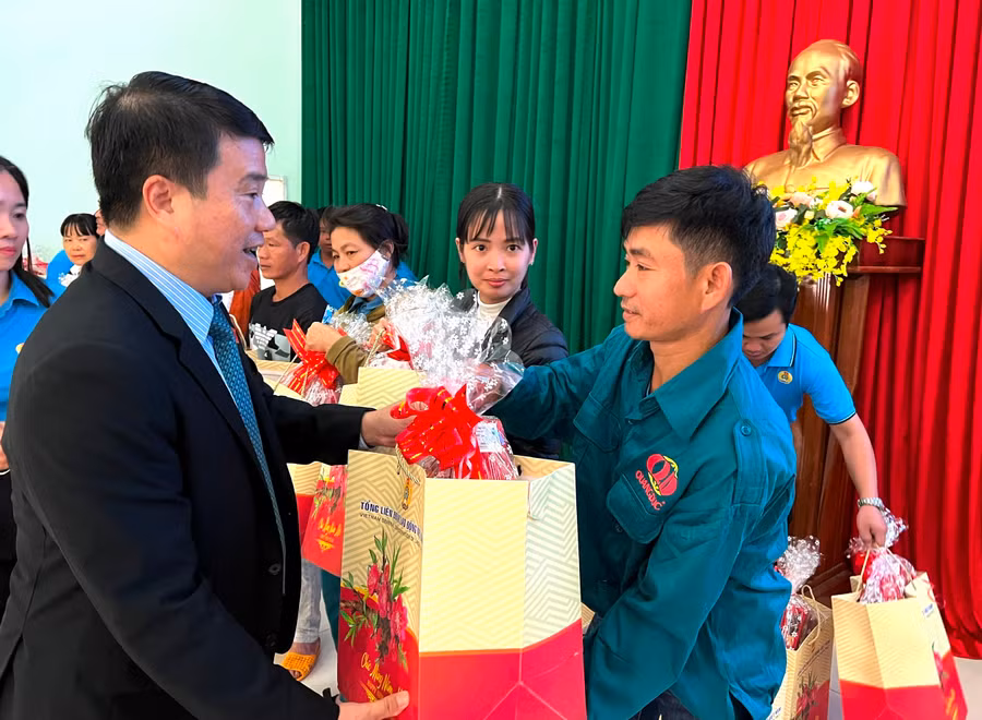 Chủ tịch Hội đồng Dân tộc của Quốc hội Y Thanh Hà Niê Kđăm tặng quà cho công nhân, lao động có hoàn cảnh khó khăn tại Gia Lai. Ảnh: Đinh Yến