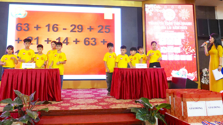 Học sinh hào hứng tham gia phần thi đồng đội “Ai nhanh hơn”. Ảnh: Mộc Trà Học sinh hào hứng tham gia phần thi đồng đội “Ai nhanh hơn”. Ảnh: Mộc Trà