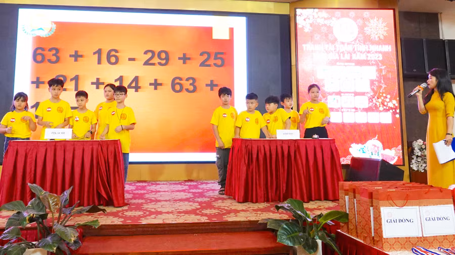 Học sinh hào hứng tham gia phần thi đồng đội “Ai nhanh hơn”. Ảnh: Mộc Trà