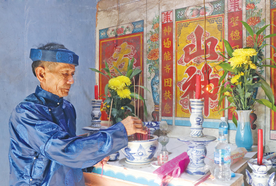 Các thành viên trong Ban Quản lý Miếu Xà duy trì cúng tế thần linh theo nghi thức truyền thống, cầu cho muôn dân, xã tắc bình an, ấm no, hạnh phúc. Ảnh: An Phát