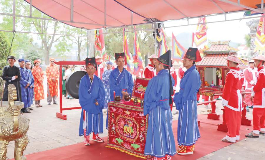 Người dân thị xã An Khê gìn giữ nghi thức cúng đình truyền thống. Ảnh: Ngọc Minh Người dân thị xã An Khê gìn giữ nghi thức cúng đình truyền thống. Ảnh: Ngọc Minh