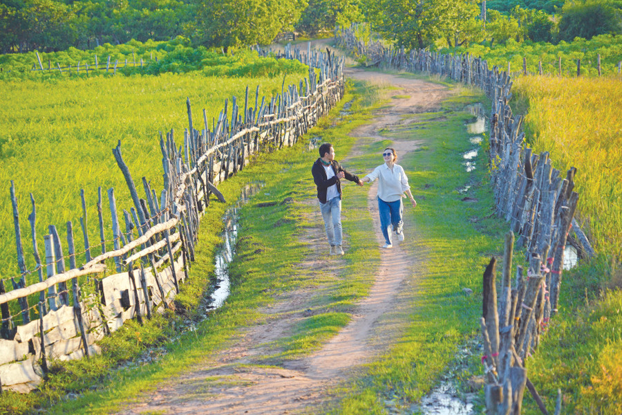 Vợ chồng anh Phạm Công Quý review cảnh đẹp ở Gia Lai. Ảnh: Huyền Tỷ