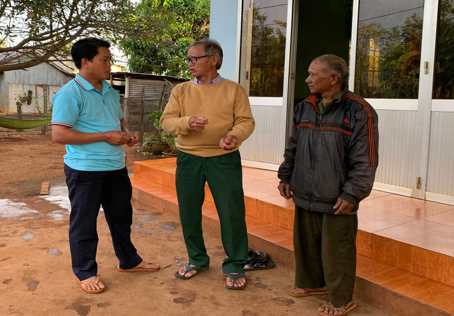 Ông Ơm (ở giữa) thường xuyên trao đổi với cán bộ và người dân trong thôn về những vấn đề nảy sinh trong làng để có hướng giải quyết. Ảnh: Nhật Hào