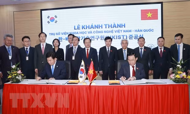 Chủ tịch Quốc hội Vương Đình Huệ và Chủ tịch Quốc hội Hàn Quốc Kim Jin-pyo viết lưu bút. Ảnh: Doãn Tấn/TTXVN