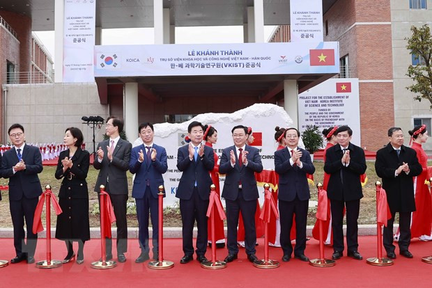 Chủ tịch Quốc hội Vương Đình Huệ và Chủ tịch Quốc hội Hàn Quốc Kim Jin-pyo với đại biểu cắt băng khánh thành. Ảnh: Doãn Tấn/TTXVN