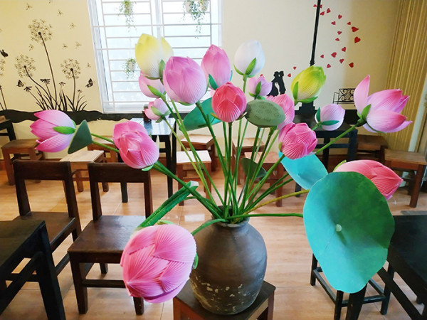 Cứ mỗi độ Tết đến xuân về, những bông hoa giấy rực rỡ sắc màu được bày bán ở chợ làng quê và các chợ nơi phố thị. Cứ mỗi độ Tết đến xuân về, những bông hoa giấy rực rỡ sắc màu được bày bán ở chợ làng quê và các chợ nơi phố thị.