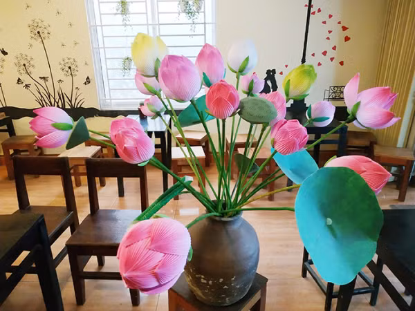 Cứ mỗi độ Tết đến xuân về, những bông hoa giấy rực rỡ sắc màu được bày bán ở chợ làng quê và các chợ nơi phố thị.