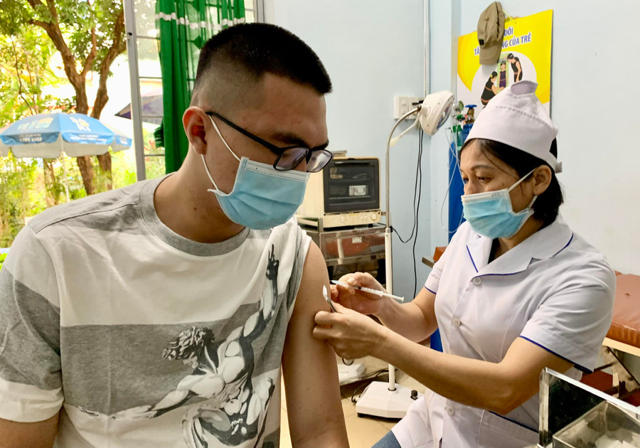 Anh Trần Đình Anh Duy (phường Ia Kring, TP. Pleiku) chủ động đến Trạm Y tế tiêm mũi 4 vắc xin phòng Covid-19. Ảnh: Như Nguyện