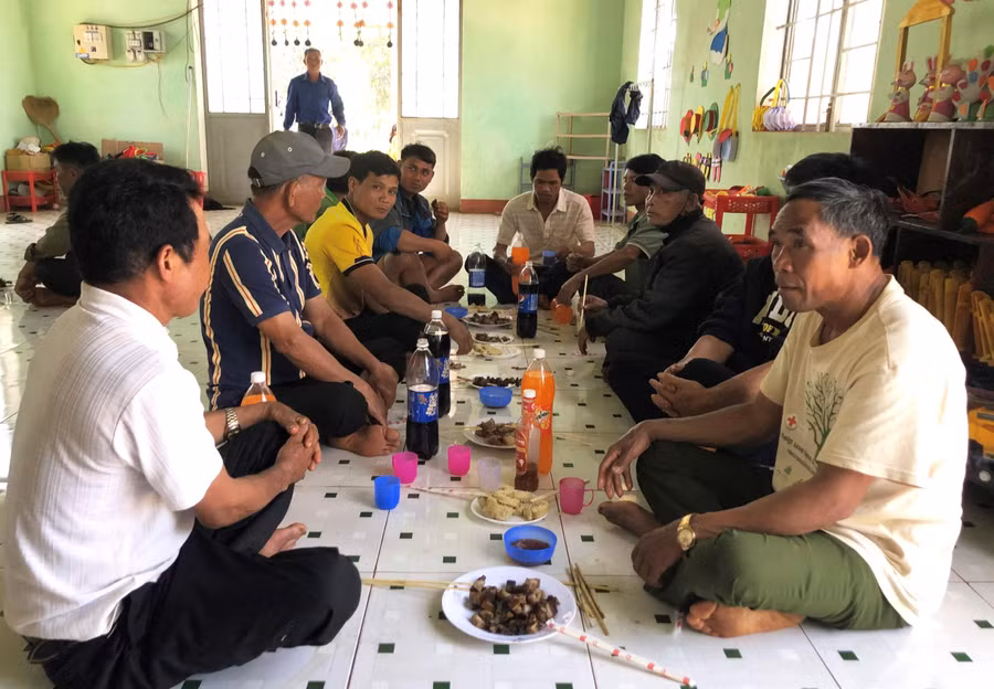 Mọi người quây quần cùng ăn uống, trò chuyện. Ảnh: Anh Huy