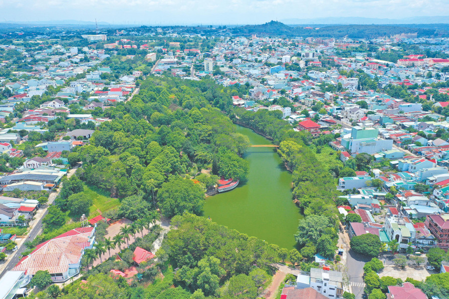 Pleiku-thành phố “Cao nguyên xanh vì sức khỏe”. Ảnh: Phạm Quý Pleiku-thành phố “Cao nguyên xanh vì sức khỏe”. Ảnh: Phạm Quý