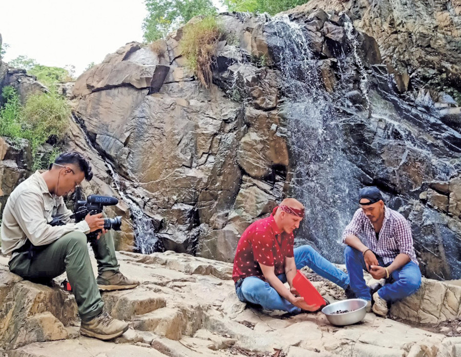 Anh Rcom Dam Mơ Ai (bìa phải) là người nổi tiếng về kể chuyện ẩm thực quê hương qua mạng xã hội (ảnh nhân vật cung cấp).