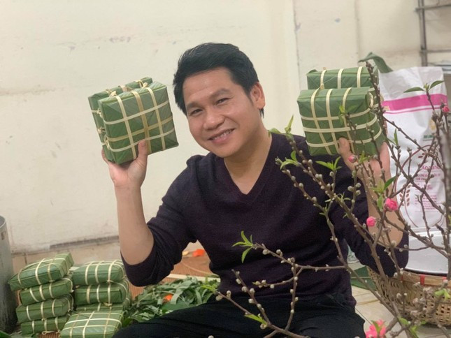 Hình ảnh ca sĩ Trọng Tấn tự tay gói bánh chưng đã lan tỏa cảm hứng quay về đón Tết truyền thống cho nhiều người.
