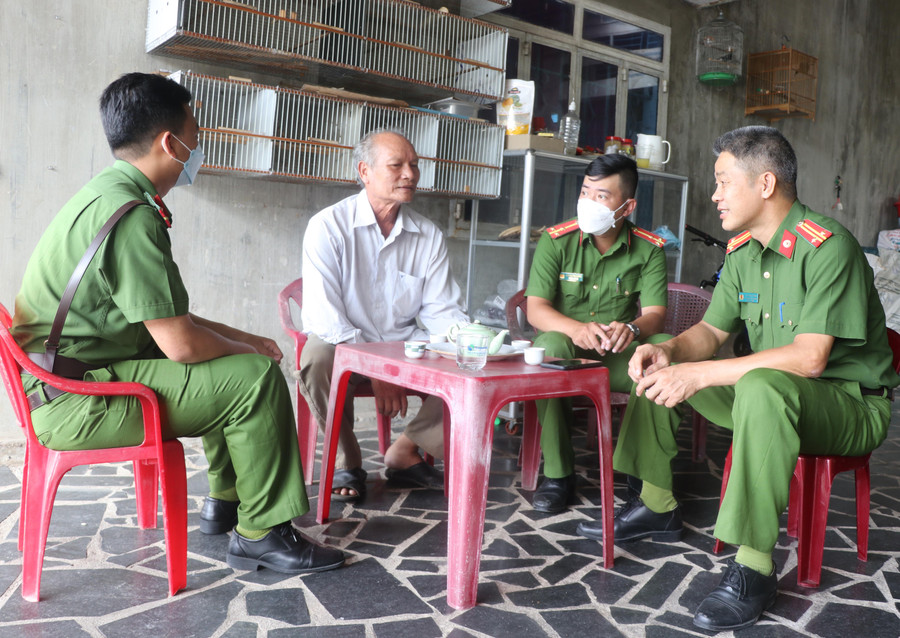 Công an phường An Phú (thị xã An Khê) nắm bắt tình hình an ninh trật tự tại tổ dân phố 6. Ảnh: Ngọc Minh Công an phường An Phú (thị xã An Khê) nắm bắt tình hình an ninh trật tự tại tổ dân phố 6. Ảnh: Ngọc Minh