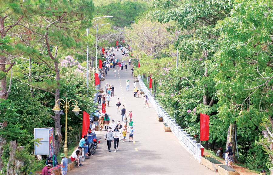 Khu danh lam thắng cảnh Biển Hồ là điểm thu hút du khách khi đến tham quan TP. Pleiku. Ảnh: Q.T Khu danh lam thắng cảnh Biển Hồ là điểm thu hút du khách khi đến tham quan TP. Pleiku. Ảnh: Q.T