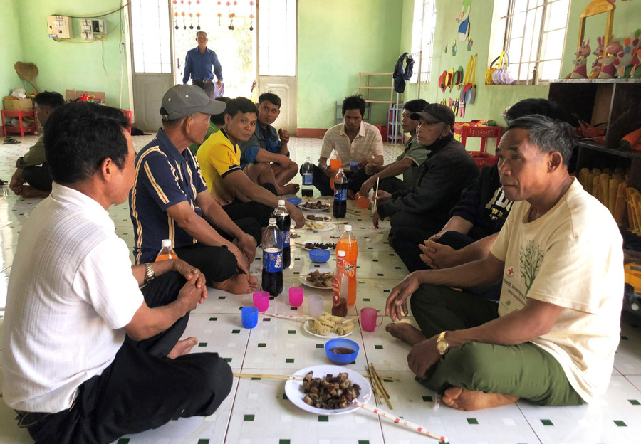 Mọi người quây quần cùng ăn uống, trò chuyện. Ảnh: Anh Huy Mọi người quây quần cùng ăn uống, trò chuyện. Ảnh: Anh Huy