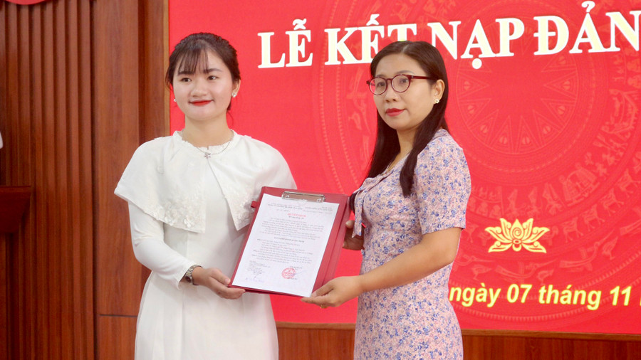 Nữ sinh được vinh dự đứng trong hàng ngũ của Đảng năm 2022 Nữ sinh được vinh dự đứng trong hàng ngũ của Đảng năm 2022