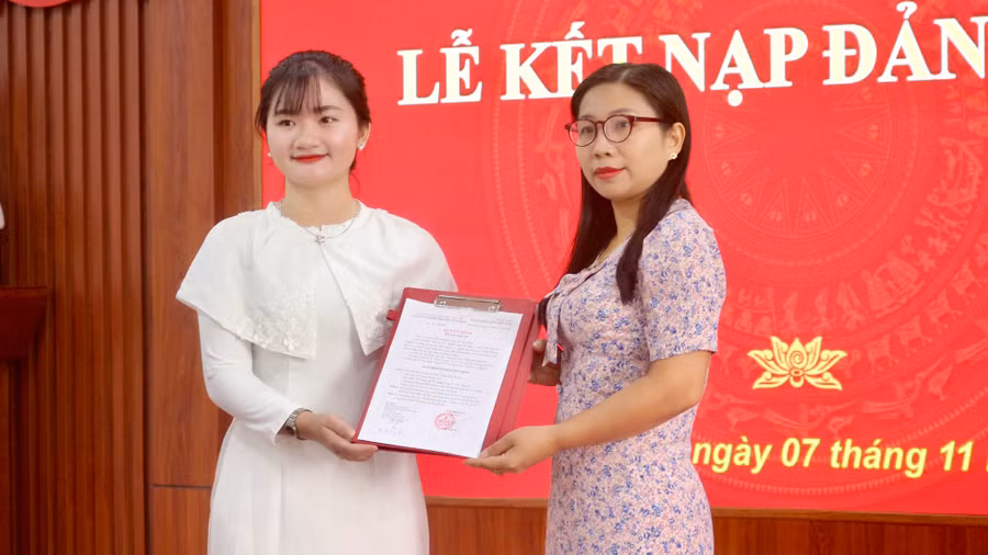 Nữ sinh được vinh dự đứng trong hàng ngũ của Đảng năm 2022