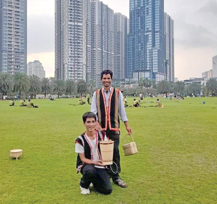 Anh Đỗ Mạnh Cương giới thiệu sản phẩm đan lát thủ côngcủa người Bahnar (ảnh nhân vật cung cấp).