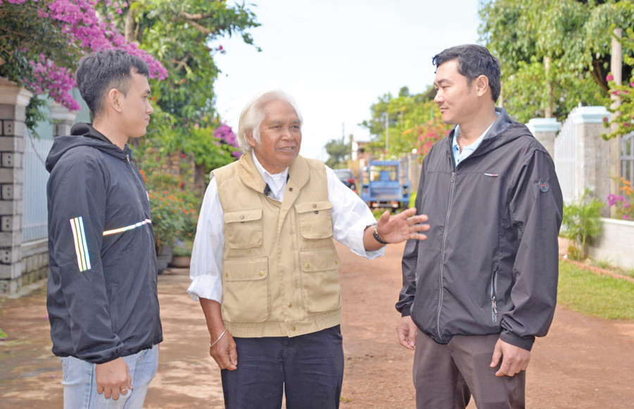 Ông Nhữ Dăm Hoàng (ở giữa) tuyên truyền bà con không tin, không nghe FULRO, “Tin lành Đê ga”. Ảnh: Thúy Trinh Ông Nhữ Dăm Hoàng (ở giữa) tuyên truyền bà con không tin, không nghe FULRO, “Tin lành Đê ga”. Ảnh: Thúy Trinh