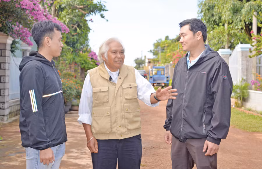 Ông Nhữ Dăm Hoàng (ở giữa) tuyên truyền bà con không tin, không nghe FULRO, “Tin lành Đê ga”. Ảnh: Thúy Trinh
