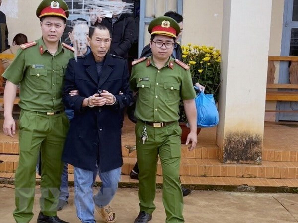 Bắt đối tượng Hoàng Văn Hiền, đối tượng bị truy nã về hành vi trồng cây cây cần sa vào đầu năm 2022 và tiếp tục tái phạm. Ảnh: TTXVN phát