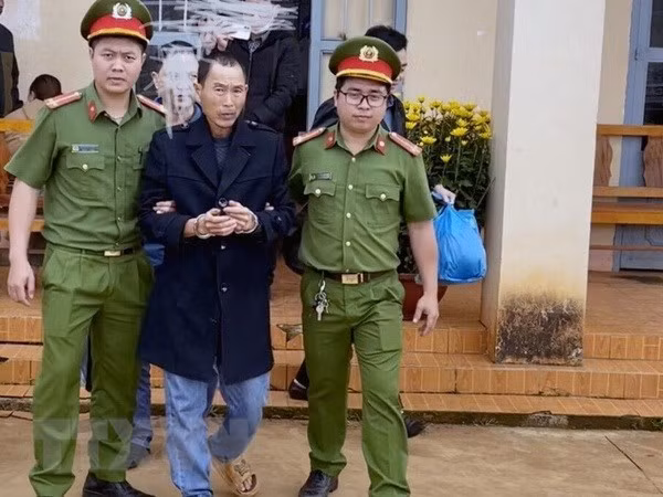 Bắt đối tượng Hoàng Văn Hiền, đối tượng bị truy nã về hành vi trồng cây cây cần sa vào đầu năm 2022 và tiếp tục tái phạm. Ảnh: TTXVN phát