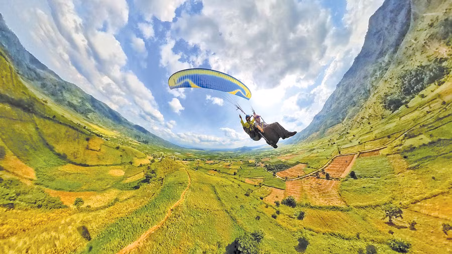 Bay dù lượn chiêm ngưỡng bức tranh thiên nhiên Gia Lai từ trên cao. Ảnh: Hoàng Ngọc