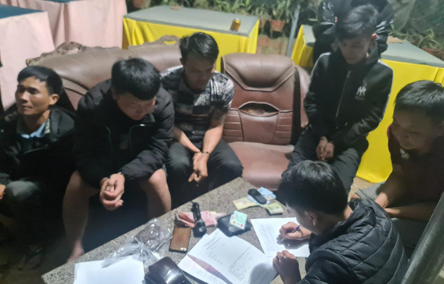 Nhóm xóc bầu cua ăn tiền. Ảnh: Thúy Trinh Nhóm xóc bầu cua ăn tiền. Ảnh: Thúy Trinh