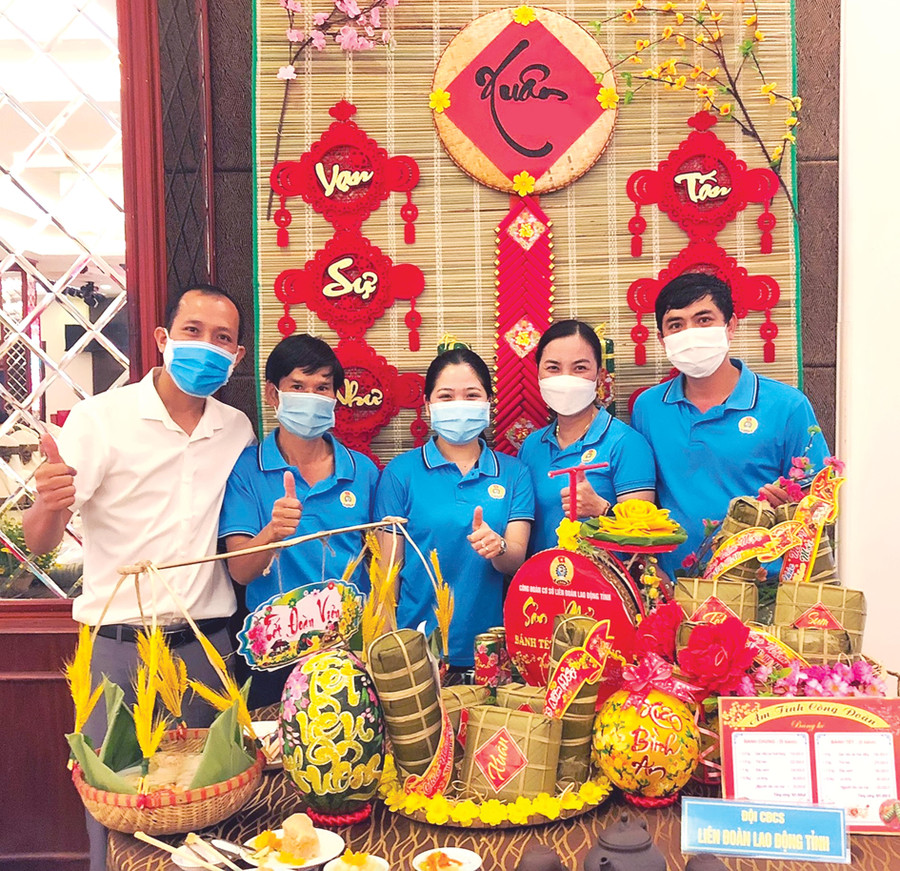 Hội thi gói bánh tét, bánh chưng “Hương vị ngày xuân” do Công đoàn Viên chức tỉnh tổ chức. Ảnh: Đinh Yến Hội thi gói bánh tét, bánh chưng “Hương vị ngày xuân” do Công đoàn Viên chức tỉnh tổ chức. Ảnh: Đinh Yến