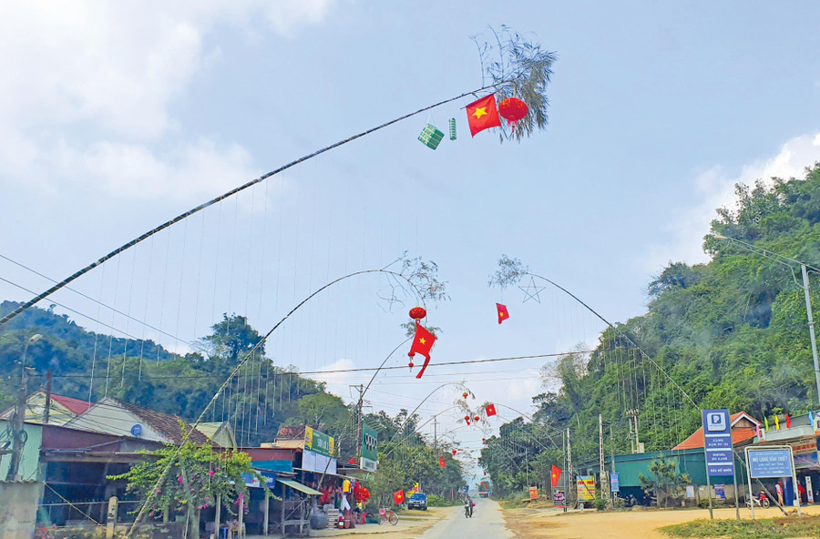 Cây nêu là biểu trưng cho sự may mắn, bình an đến với mọi người, mọi nhà trong năm mới. Ảnh: Hoài Ân Viên Cây nêu là biểu trưng cho sự may mắn, bình an đến với mọi người, mọi nhà trong năm mới. Ảnh: Hoài Ân Viên