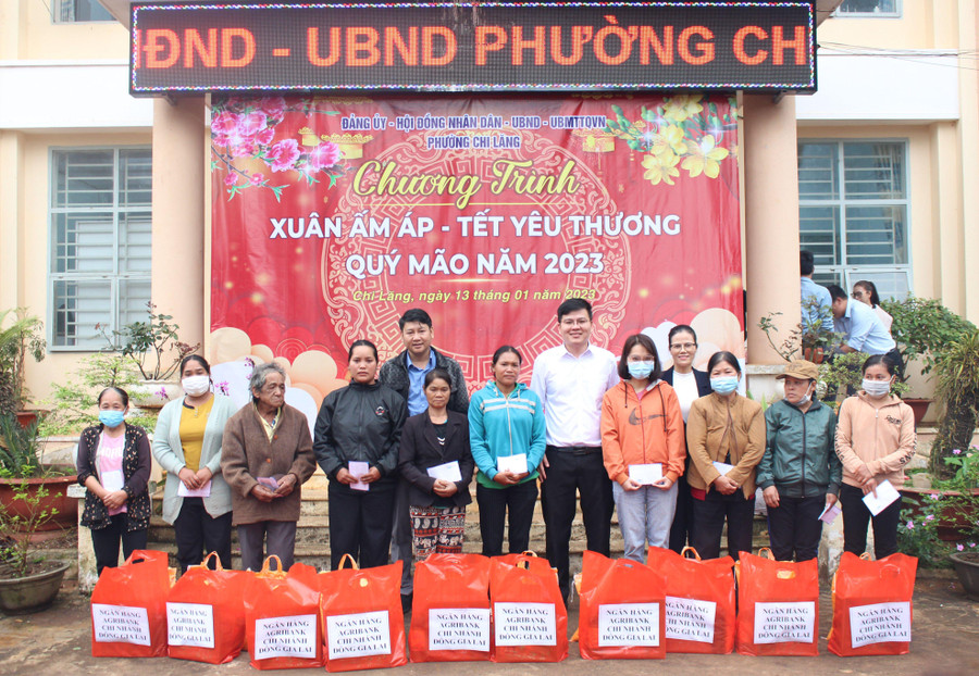 Đại diện Agribank Chi nhánh Đông Gia Lai tặng quà Tết cho hộ nghèo, khó khăn tại phường Chi Lăng, TP. Pleiku. Ảnh: Sơn Ca